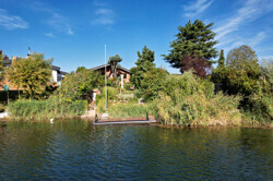 Rückansicht mit See