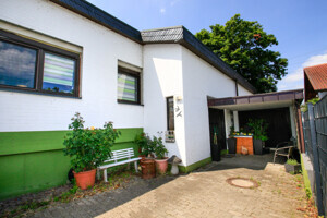 Hausansicht mit Garage 