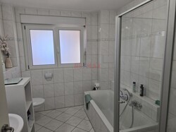 geräumiges Badezimmer