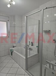 Bad mit Dusche & Wanne