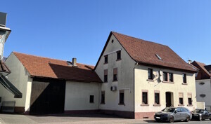 Straßenansicht von links