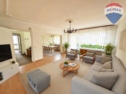 07 Wohnzimmer EG KI möbliert