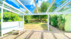 Terrasse mit Blick in den Garten