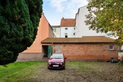 Parkplätze und Remise