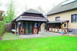 Gartenhaus hinter Doppelgarage