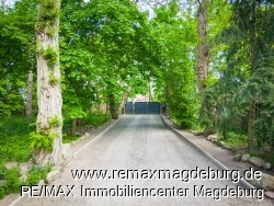 Zufahrt zu beiden Objekten