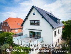 Hausansicht mit Terrasse