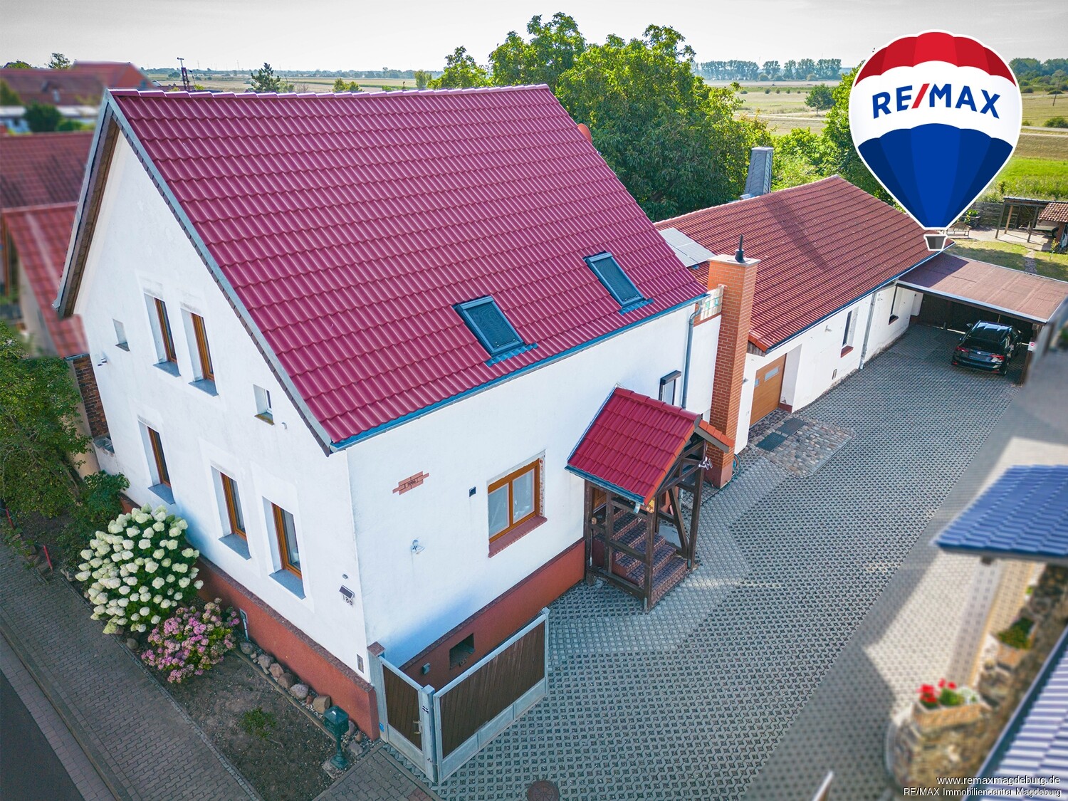 Hausansicht mit Carport