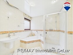 RE/MAX Immobilien DeLux Haus Mettlach Badezimmer Zwischengeschoss