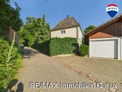 RE/MAX Immobilien DeLux  Einfamilienhaus Freiburg Rückansicht mit Garage
