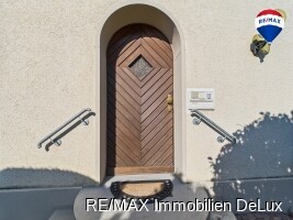 RE/MAX Immobilien DeLux  Einfamilienhaus Freiburg Eingang
