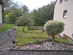 Garten von der Straße aus nach unten fotografiert