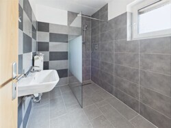 Modernes Duschbad