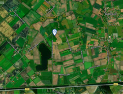 Wiesenlage mit See