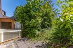Garageneingang und Kellertreppe