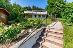 Freistehendes Einfamilienhaus in Hanglage mit traumhaftem Garten