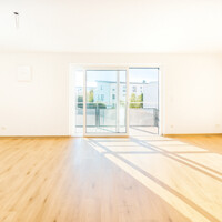 Offener Wohnraum mit Terrasse