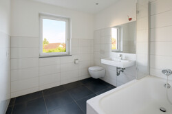 Hochwertiges Badezimmer mit Fenster