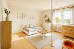 Lichtdurchflutetes Wohnzimmer  mit Balkon