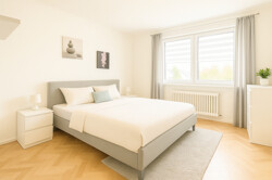 Schlafzimmer zum Erholen mit Fenster zur Gartenseite