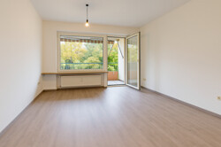 Wohnzimmer mit Balkon in Südausrichtung