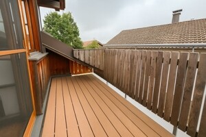 Balkon mit Holzdetails und Ausblick