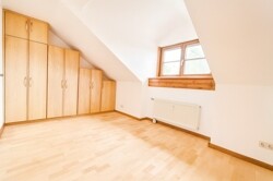 Heller Schlafzimmer mit Holzdetails