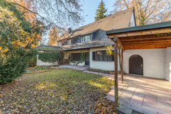 Großer Garten mit Terrasse