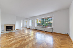 Wohnzimmer mit Kamin