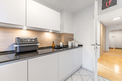 Küche mit Schränke