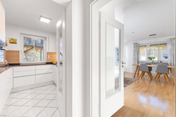 Blick auf Küche und Wohnzimme