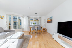 Wohnzimmer mit Balkon