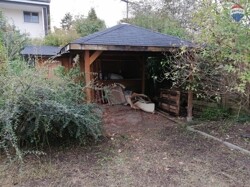 Garten mit Pavillon