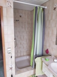 Bad mit Dusche und Badewanne.