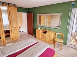 Zimmer 1 mit Balkonzugang