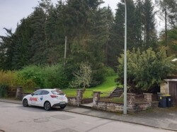 Grundstück neben dem Haus