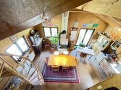 Blick von der Galerie zu Essbereich + Küche