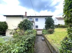 Blick vom Garten zum Haus