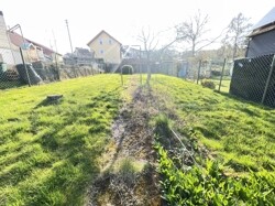 Grundstück hinten der Garage