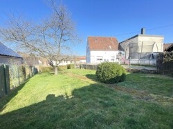 Grundstück hinten der Garage