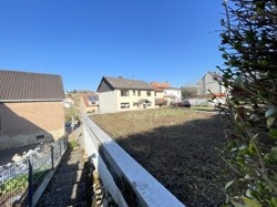 Treppe zum Grundstück hinten der Garage