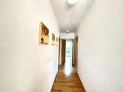 Flur zum Bad + Schlafbereich