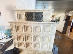 Kachelofen im Wohnzimmer