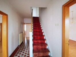 Flur EG und Treppe