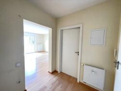 Diele mit Zugang zum Abstellraum 