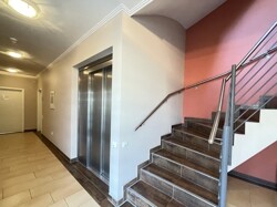 Fahrstuhl / Treppenhaus im EG