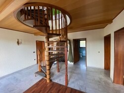 Diele mit Treppe ins DG