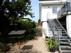 Treppe vom Balkon aufs Grundstück