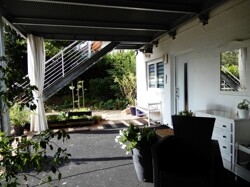Terrasse unter Balkon