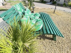 Ruhebank im Vorgartenbereich